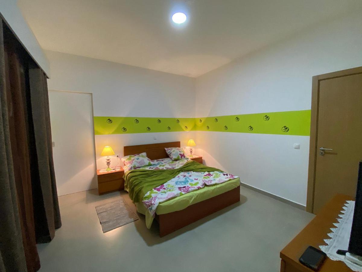 Bed and Breakfast kleine schweiz - LAFAYETTE Espargos Exterior foto